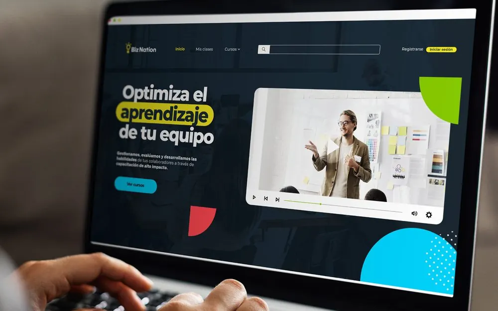 Persona trabajando en un computador portátil con la plataforma de Biz Nation en pantalla