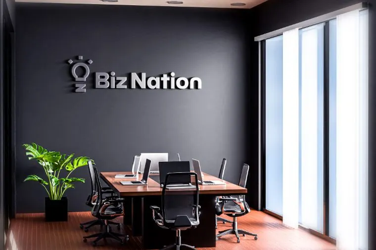 Sala de juntas corporativa con la marca Biz Nation en la pared